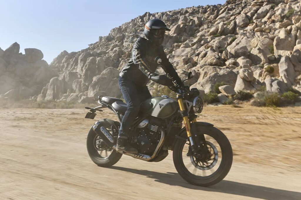 La Triumph Scrambler 400 X en action hors des sentiers battus