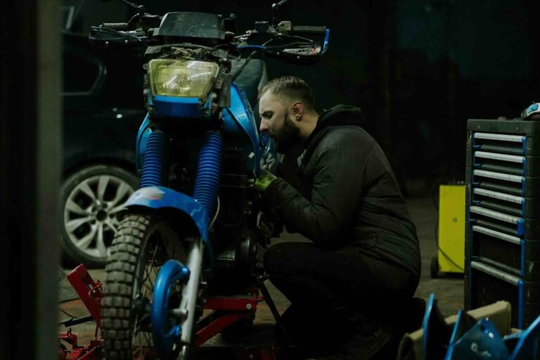 Lire la suite à propos de l’article Comment lever une moto sans béquille centrale ?