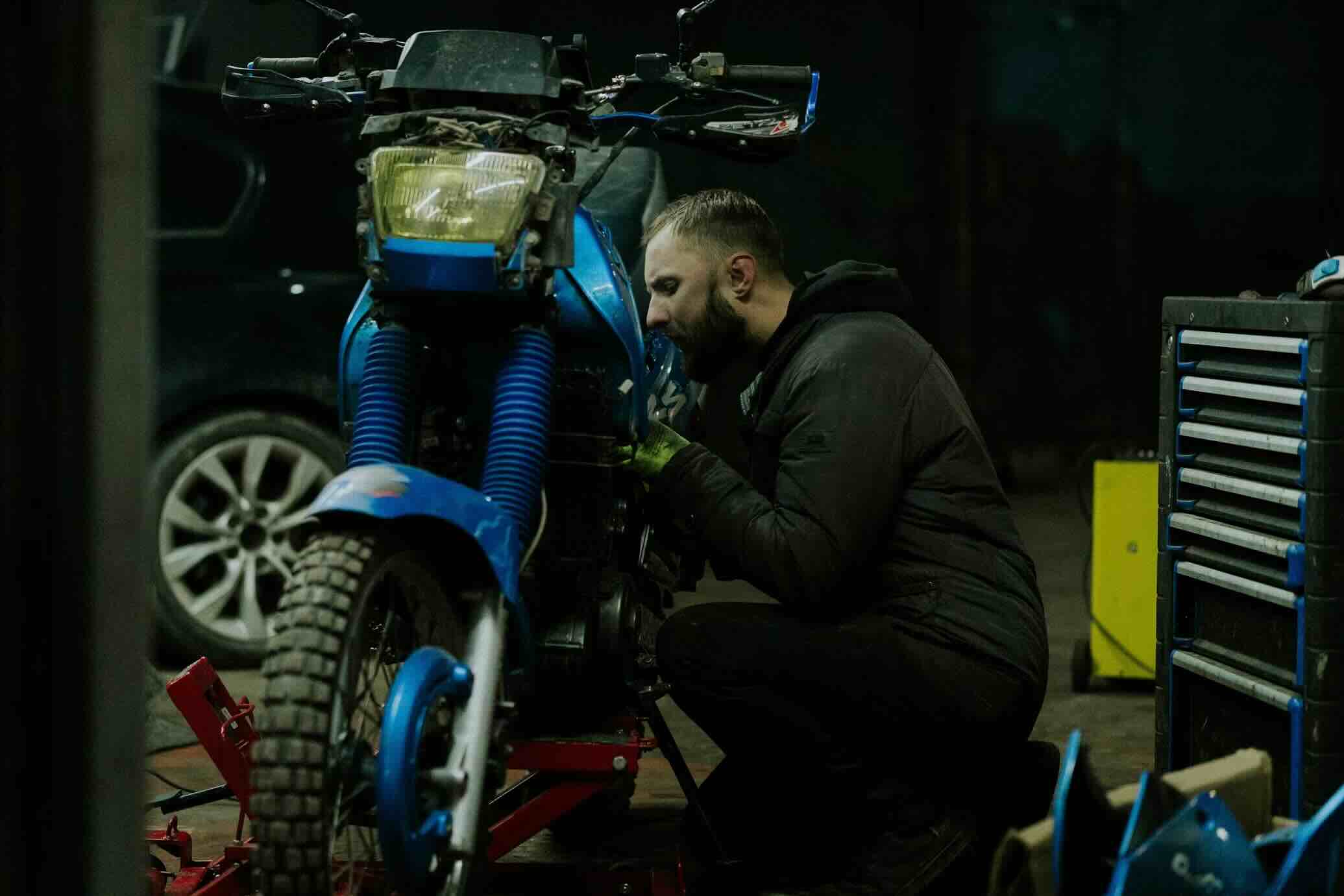 Lire la suite à propos de l’article Comment lever une moto sans béquille centrale ?