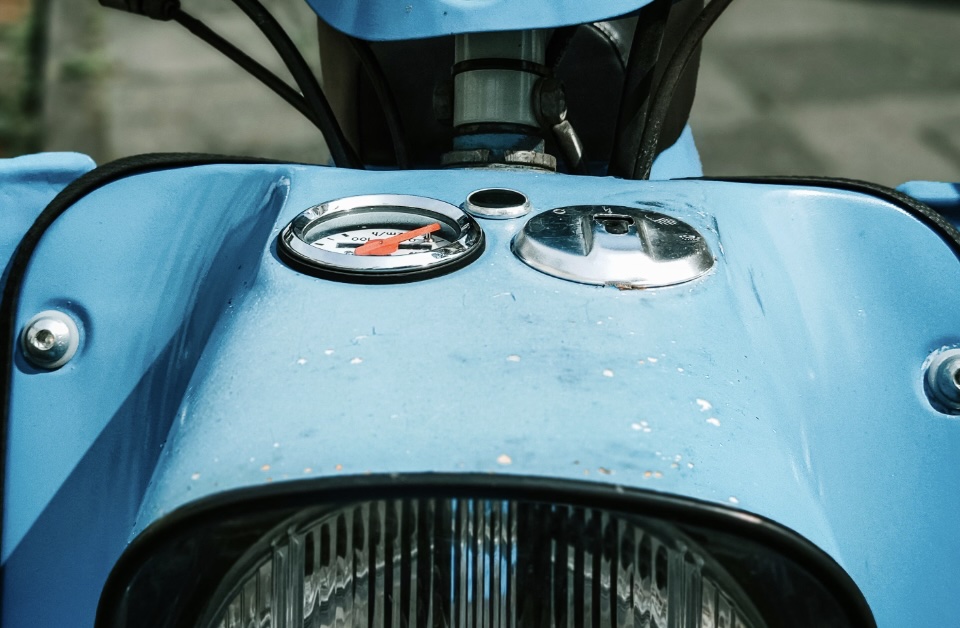 Comme le metal, le plastique s'abime avec le temps