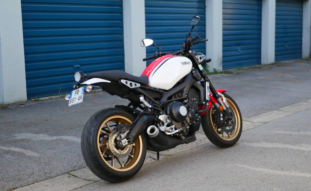 Arrière Yamaha XSR 900 rouge et blanc